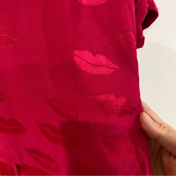 Rouje fuschia lipstick print top - Picture 11 of 12